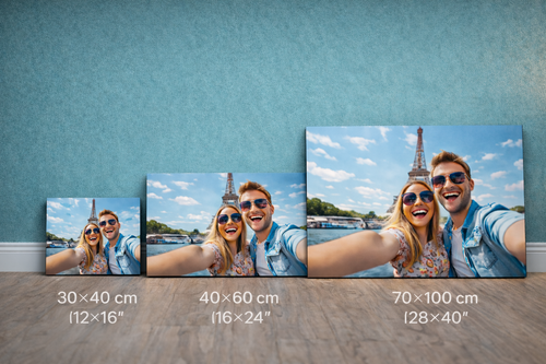 cadre aluminium dibond personnalisé MEMORIA accroché dans un salon moderne