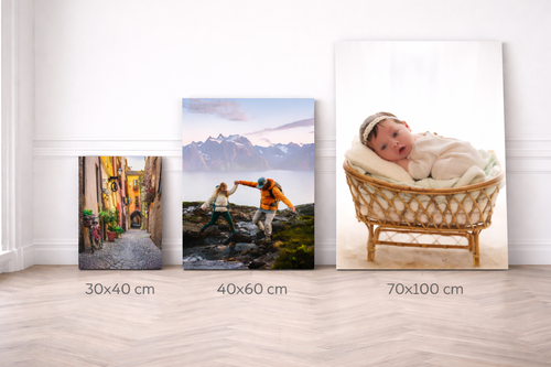 cadre aluminium dibond personnalisé MEMORIA accroché dans un salon moderne